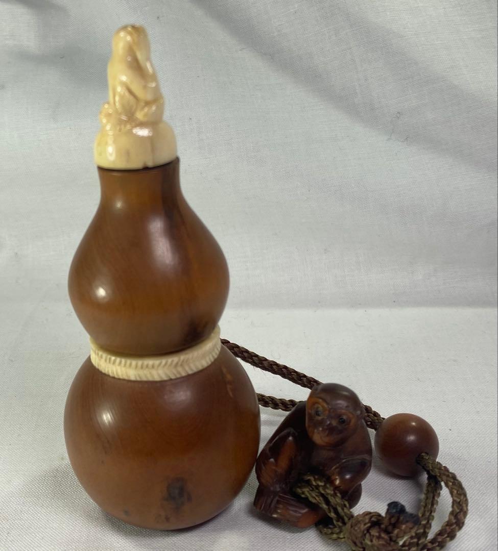 印籠　柘植　瓢箪(ひようたん) カバ牙の頭部と猿の彫刻付き　黄楊繊細彫刻　木製