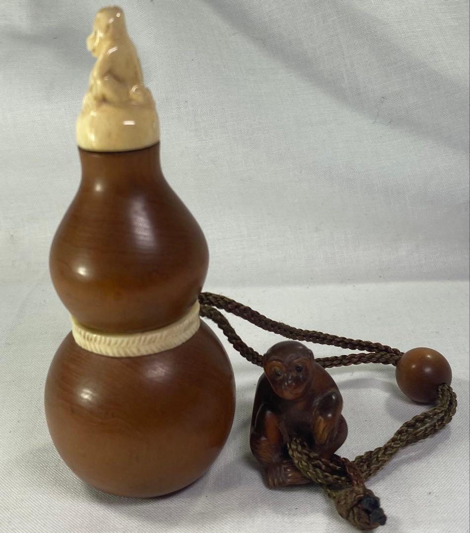 印籠　柘植　瓢箪(ひようたん) カバ牙の頭部と猿の彫刻付き　黄楊繊細彫刻　木製