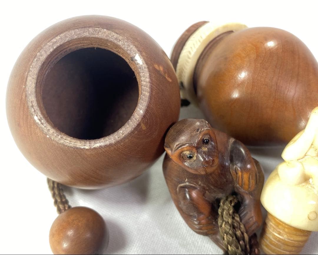 印籠　柘植　瓢箪(ひようたん) カバ牙の頭部と猿の彫刻付き　黄楊繊細彫刻　木製