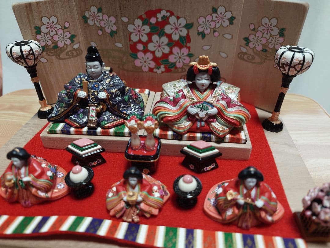 伝統的な雛人形セット