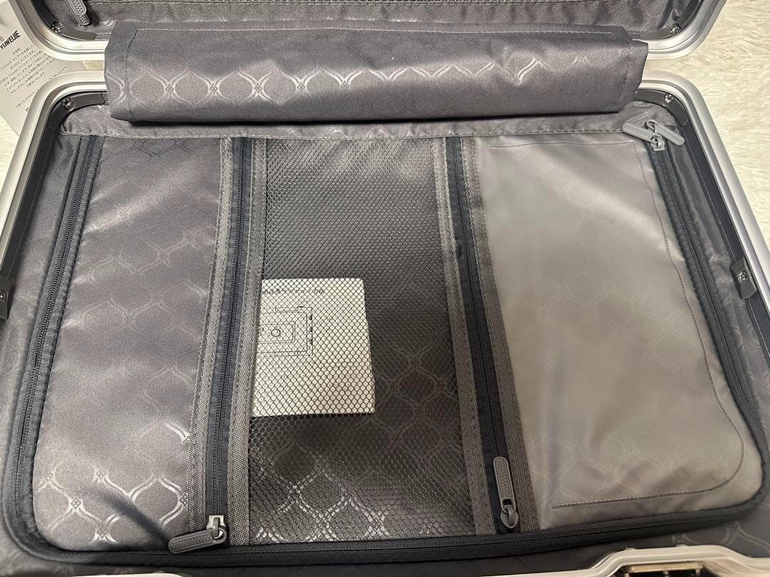 キャリーケース　スーツケース　機内持込 シルバー 軽量 大容量 TSA　S
