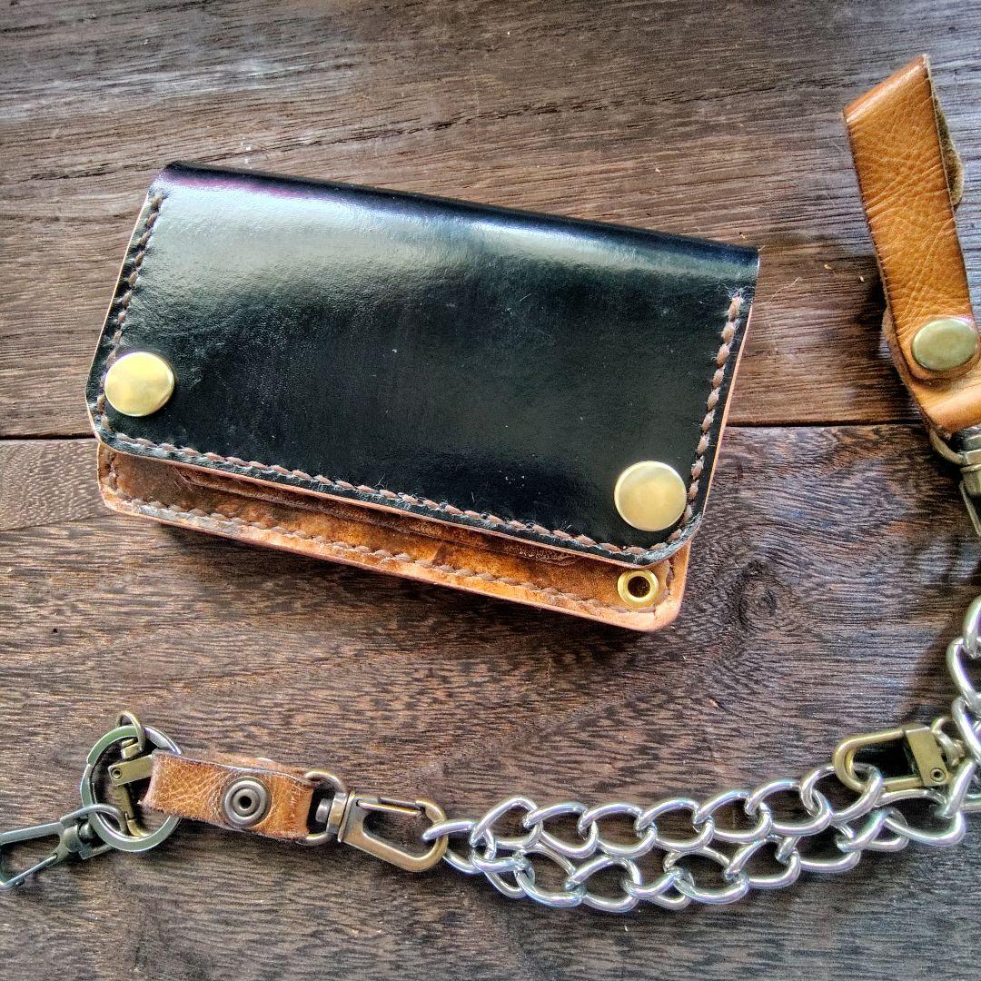 ミドルサイズ トラッカーウォレット 黒×ムラ茶 バラのカービング