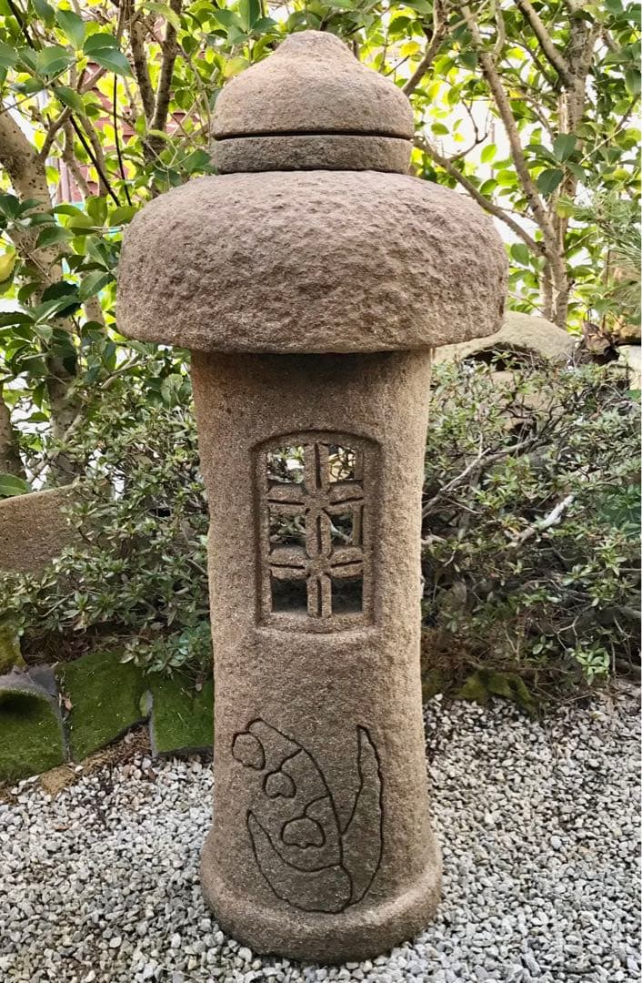 【天然自然石・創作石灯篭・道しるべ灯篭・明かり灯篭・すずらん模様柄花】庭石置物