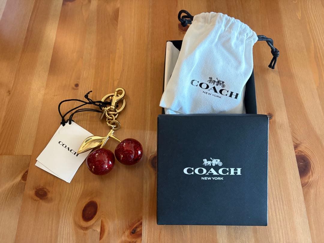 新品　COACH コーチ　チェリー　バッグチャーム　レッドアップル　箱・紙袋付き