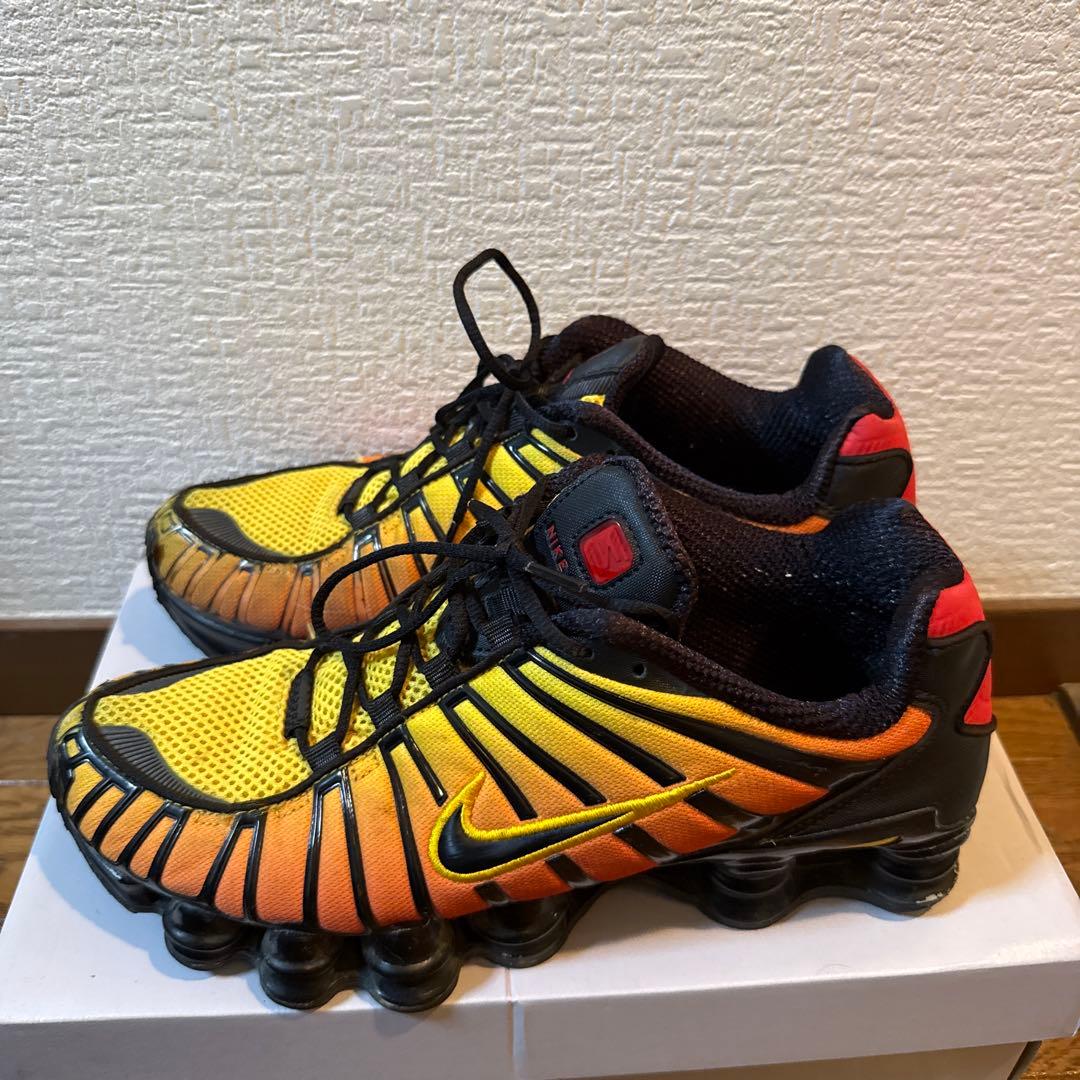 Nike Shox イエロー/オレンジ/ブラック スニーカー