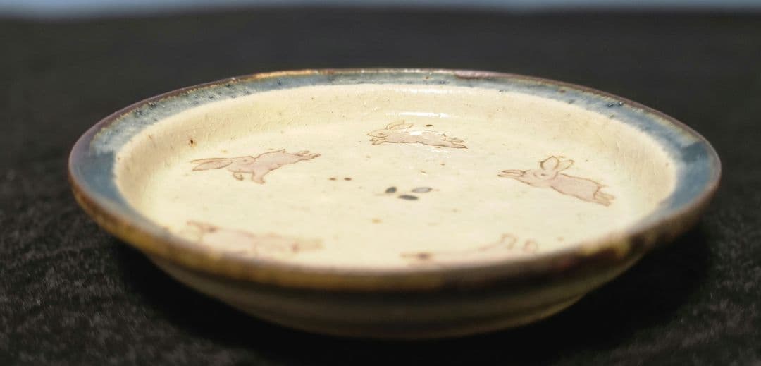市野吉記　コウホ窯　リム鉢丸小皿　安南手　シノワズリ　うさぎ　③