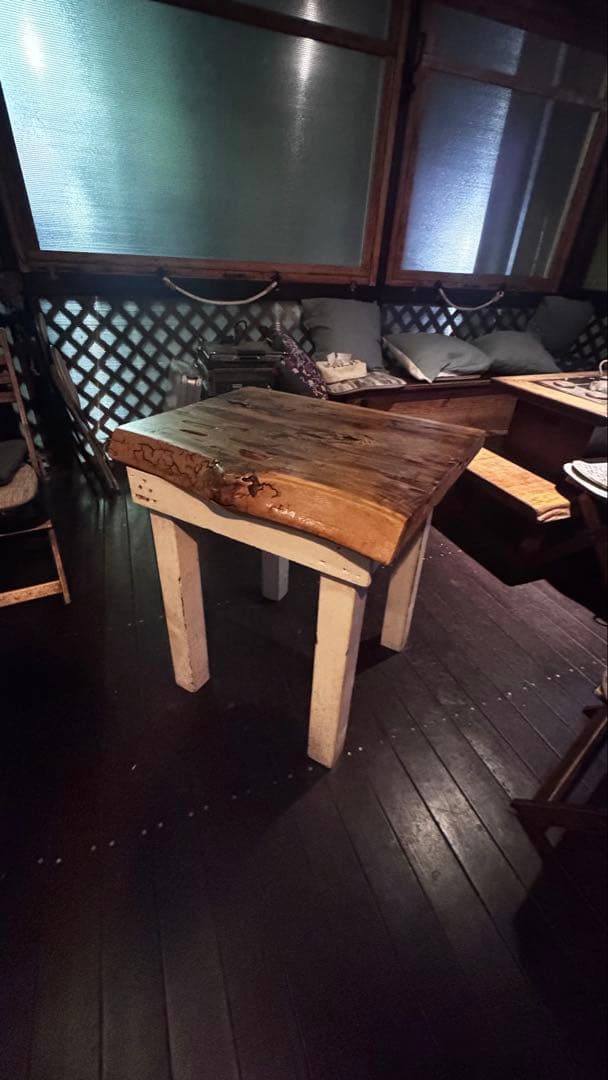 ナチュラルウッドの正方形テーブル　ハンドメイド　オリジナル