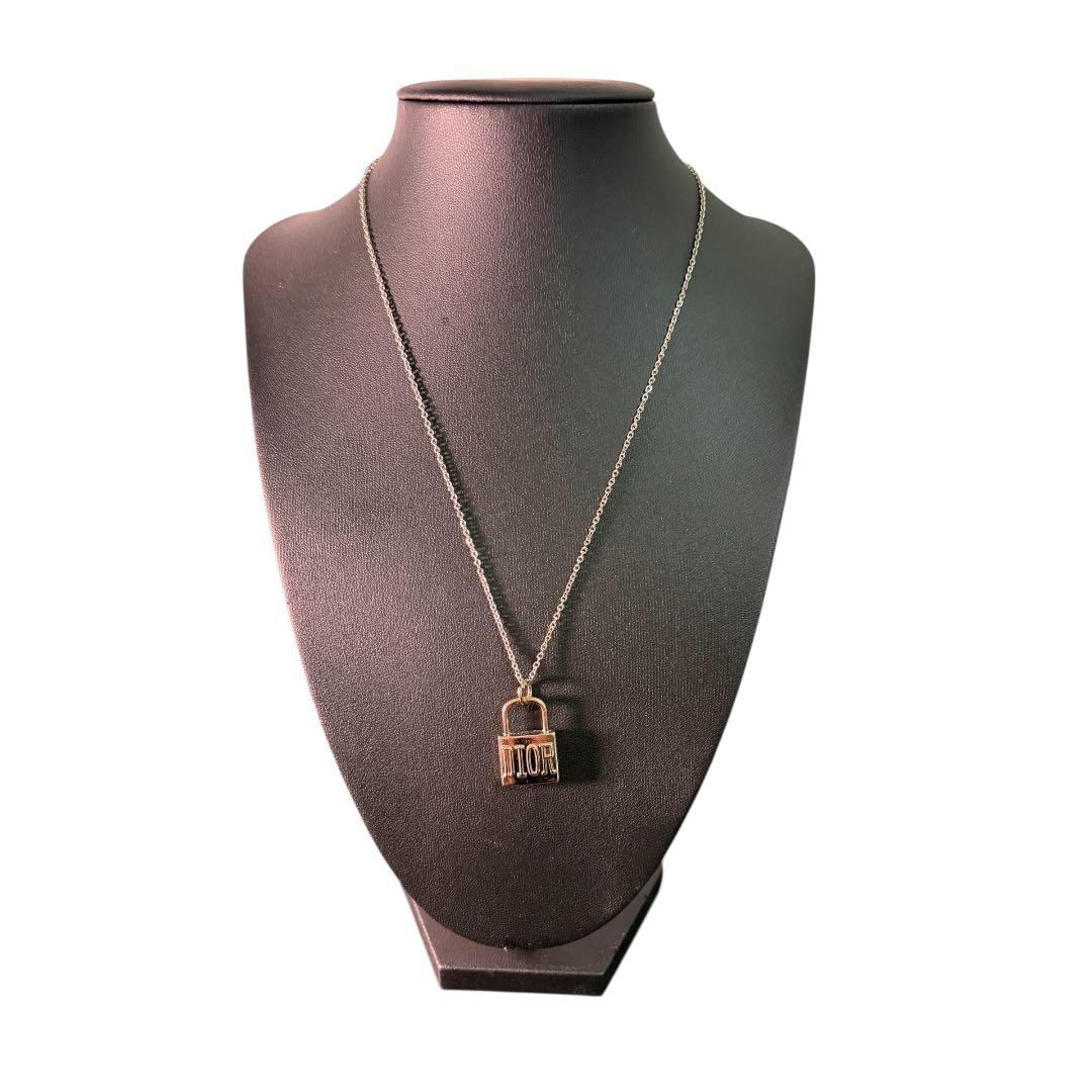 DIOR ディオールロック型ペンダント ネックレス30