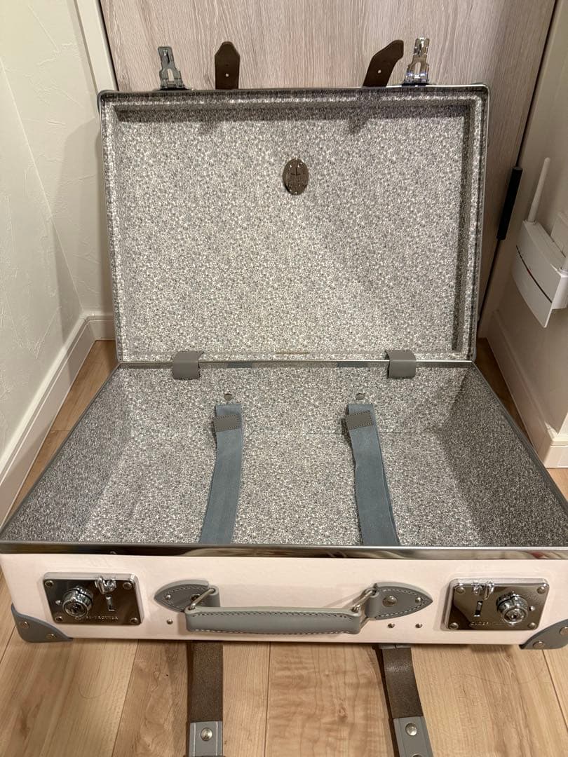 お値下げ中　限定　グローブトロッターサファリ　薄ピンク✖️グレーキャリーケース2輪