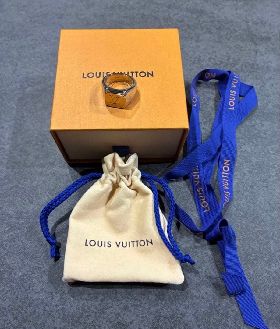 ス*ン様 Louis Vuitton ロゴ入りリング