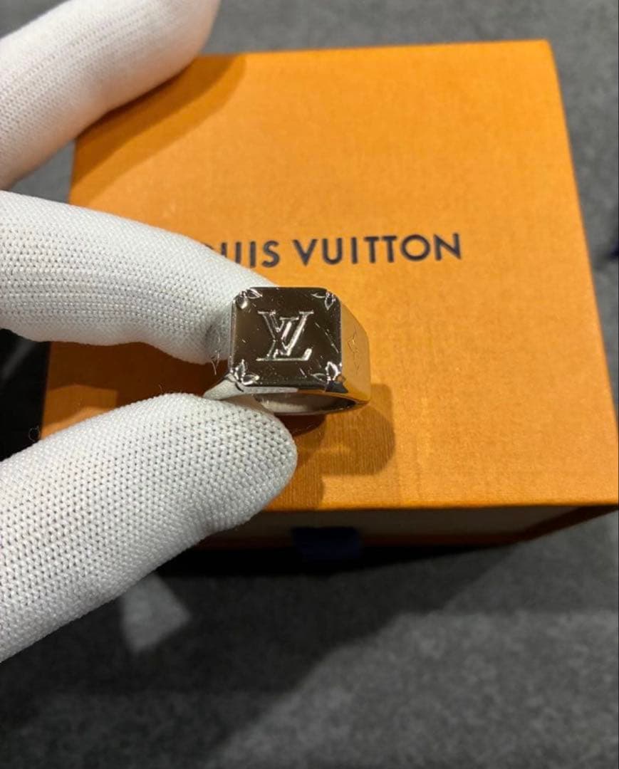 ス*ン様 Louis Vuitton ロゴ入りリング
