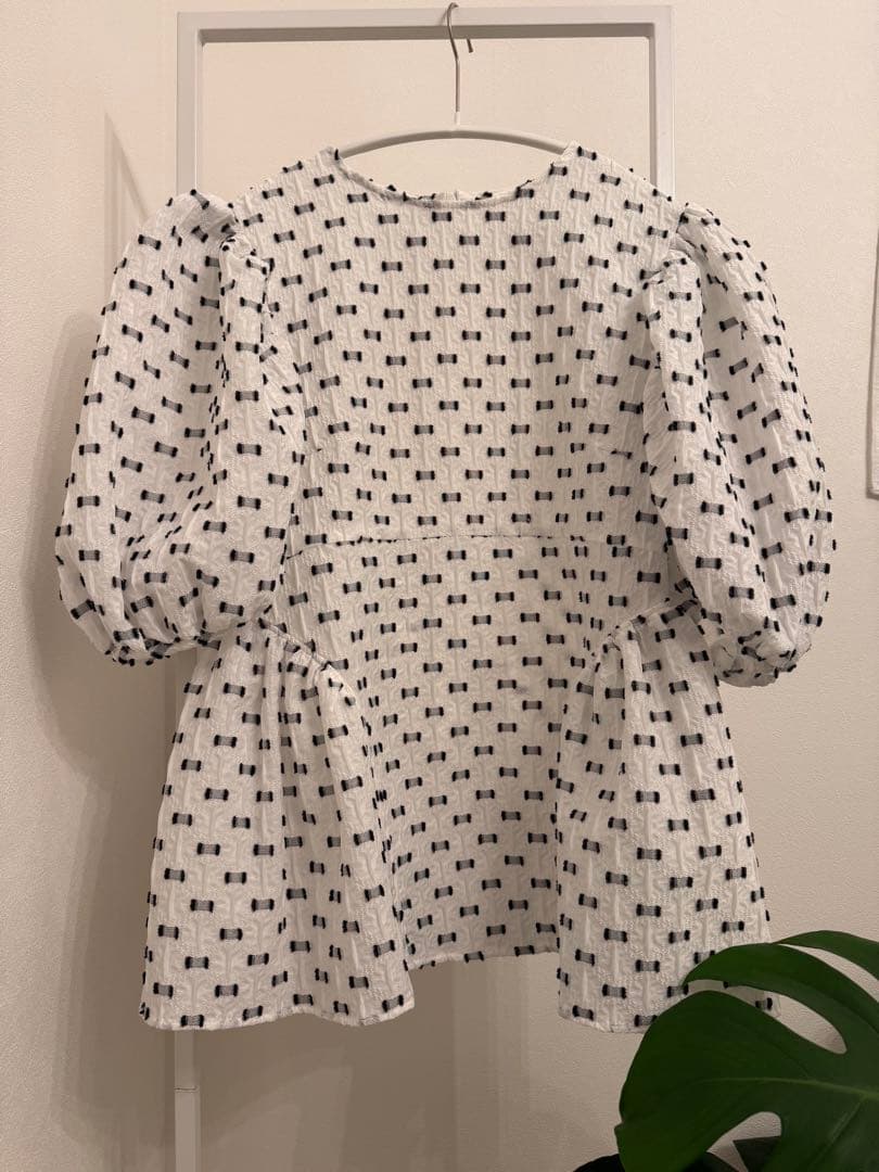 OHGA パフスリーブブラウス ホワイト/ブラック