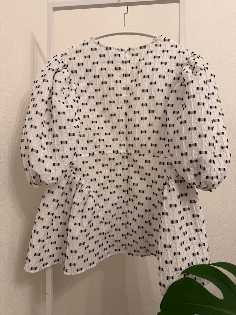 OHGA パフスリーブブラウス ホワイト/ブラック