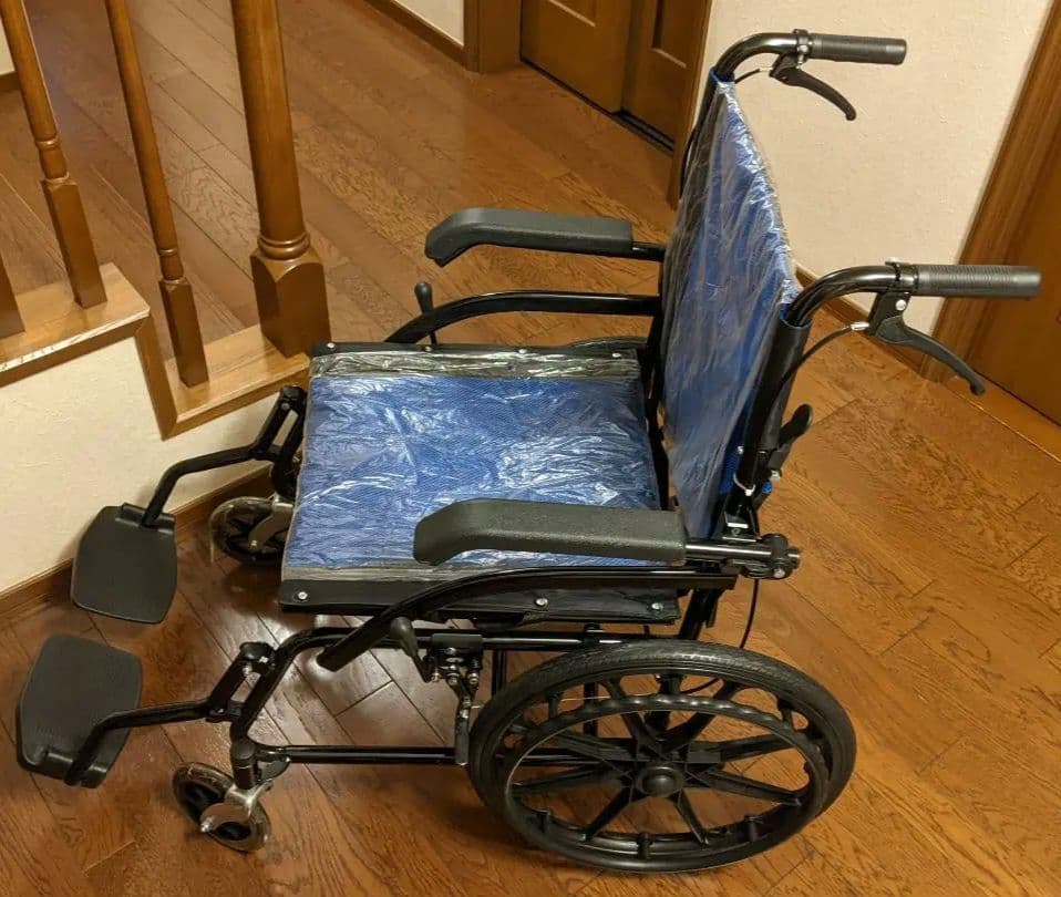 新品 車いす 軽量 自走用/介助用 折りたたみ ブレーキ付き ノーパンク 車椅子