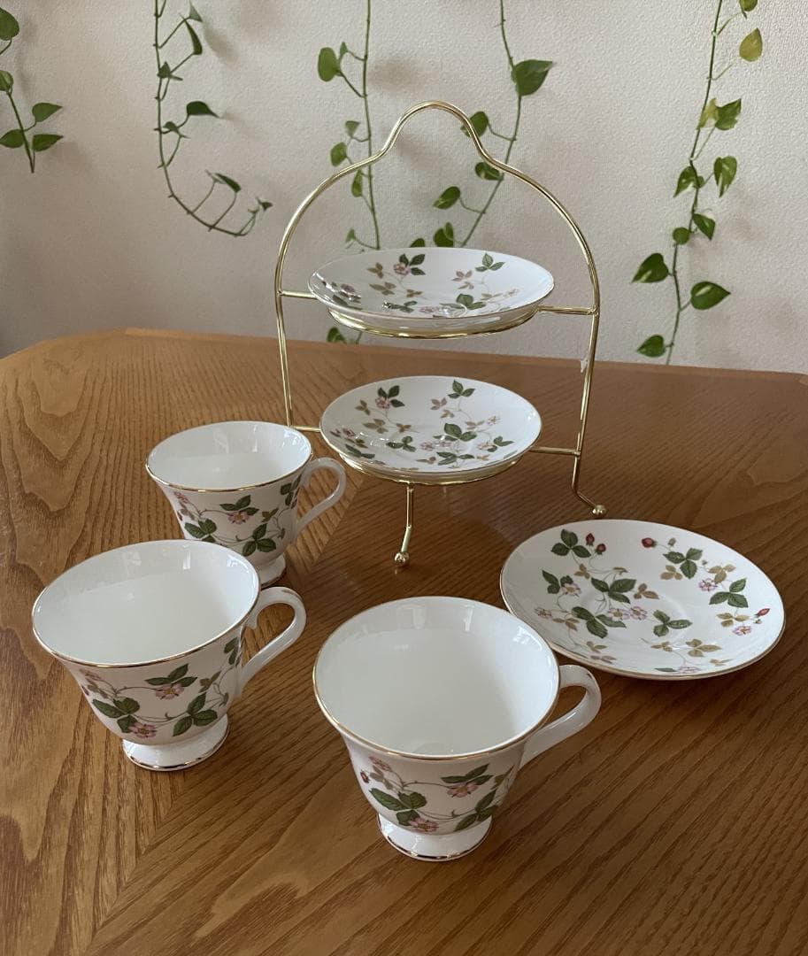 【お値下げ】新品未使用　ワイルドストロベリー　カップ＆ソーサー　ケーキスタンド付