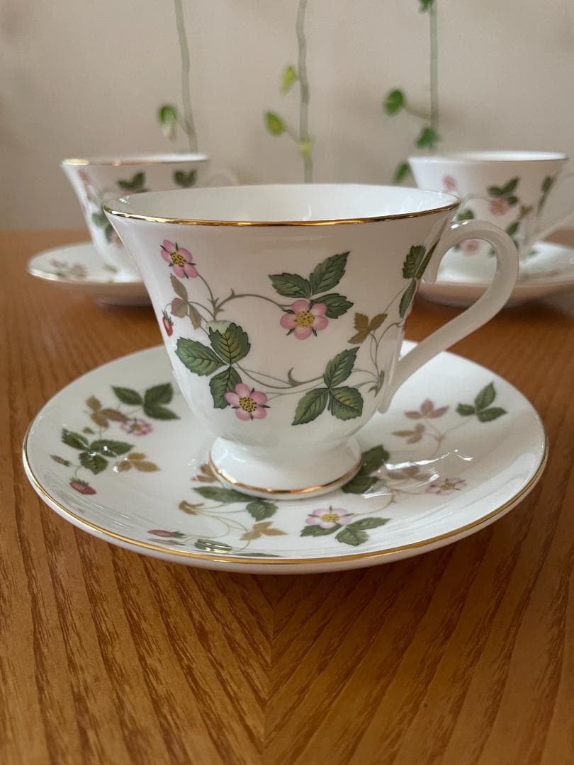 【お値下げ】新品未使用　ワイルドストロベリー　カップ＆ソーサー　ケーキスタンド付