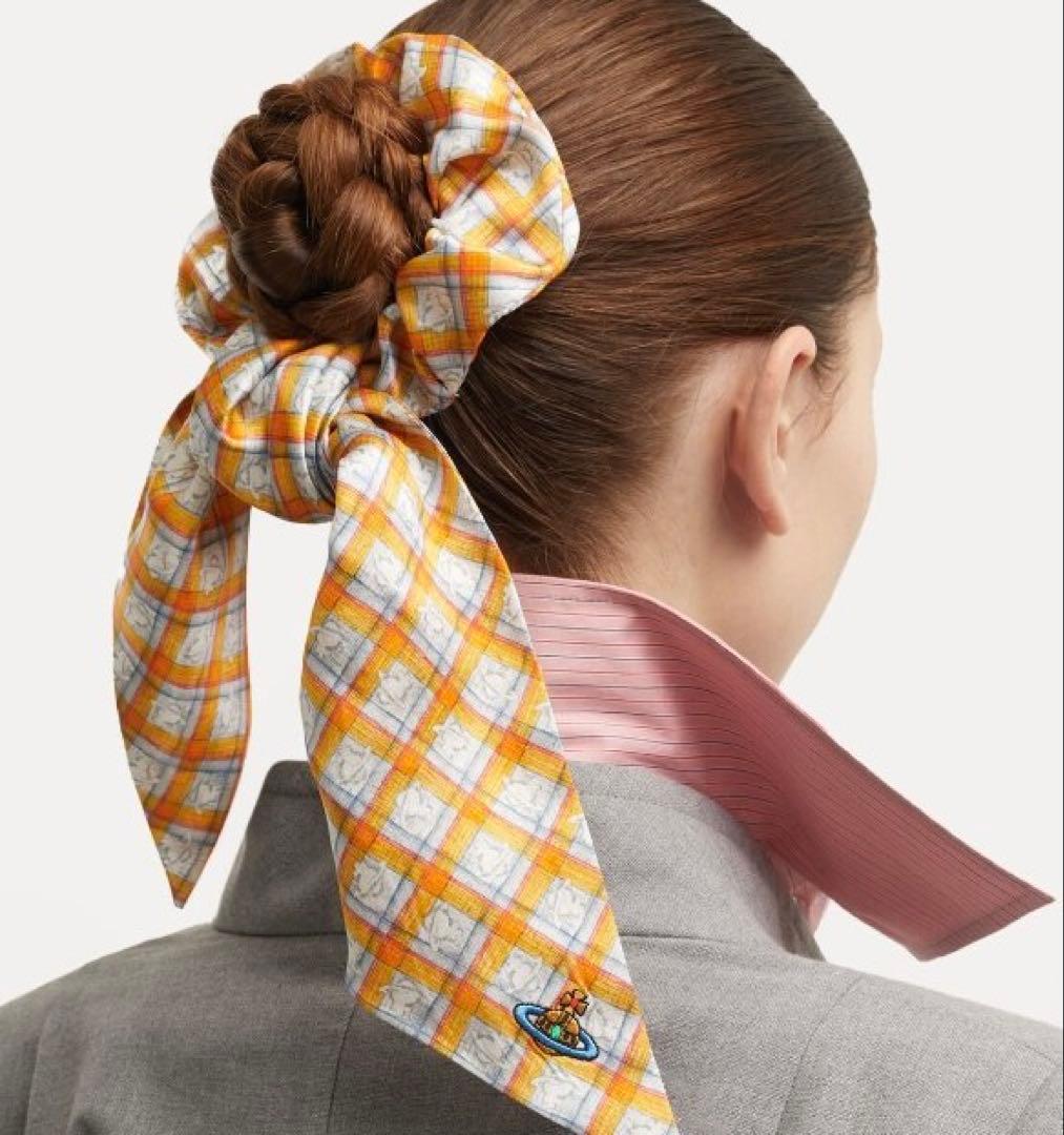Vivienne Westwood シルク シュシュ オーブ ヘアゴム クリーム