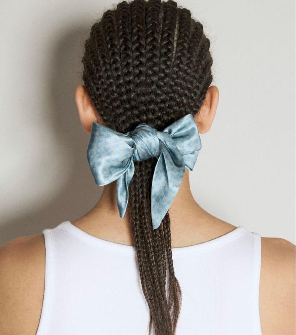 Vivienne Westwood シルク シュシュ オーブ ヘアゴム クリーム