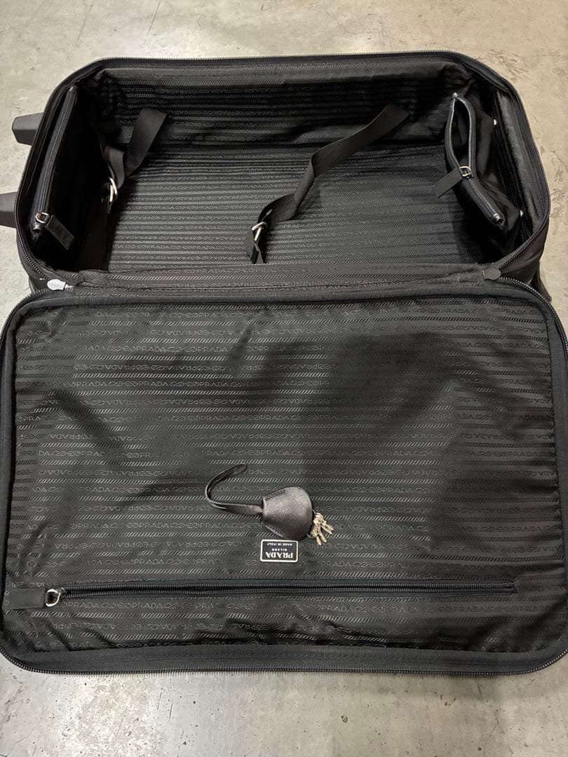 A）プラダ PRADA キャリーケース ブラック系 黒 スーツケース ナイロン