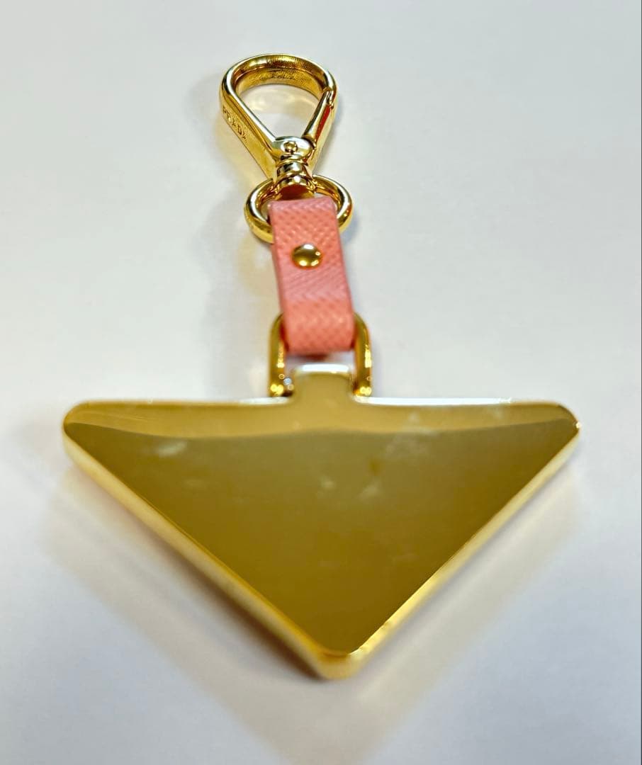 PRADA プラダ 三角ロゴ キーチャーム／キーホルダー ピンク×ゴールド ✨