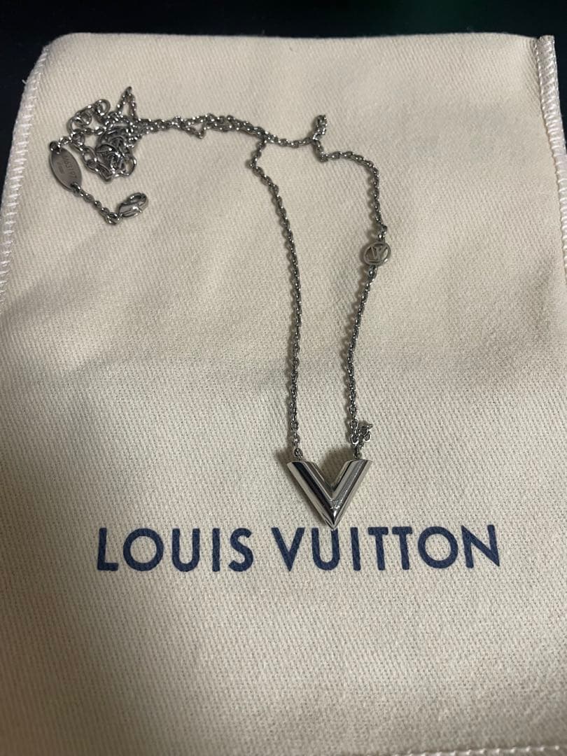 LOUIS VUITTON シルバー V字型ネックレス