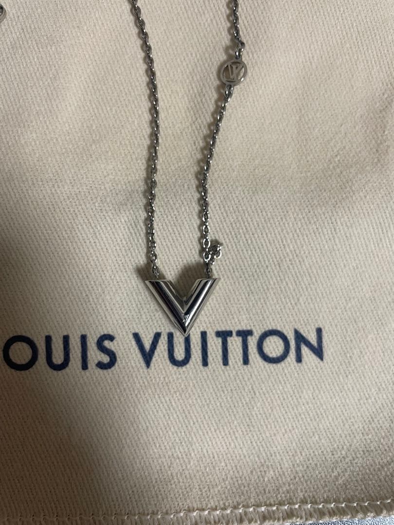 LOUIS VUITTON シルバー V字型ネックレス