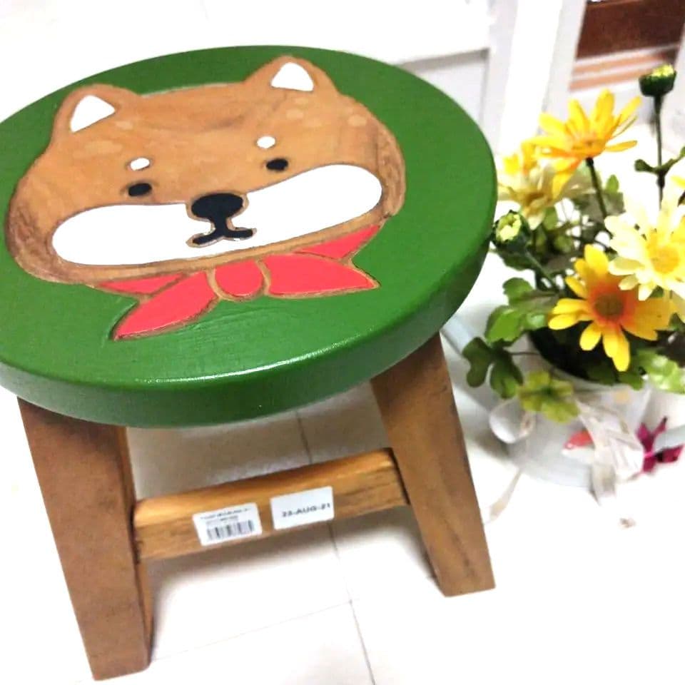 柴犬のスツールと花飾り