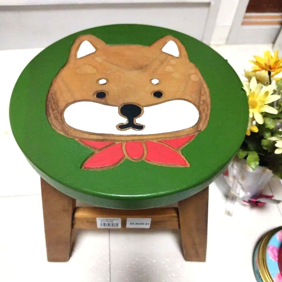 柴犬のスツールと花飾り