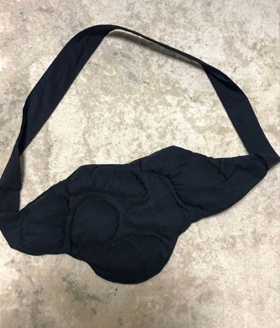 DONK ブラック ショルダーバッグ ポーカーズ着用