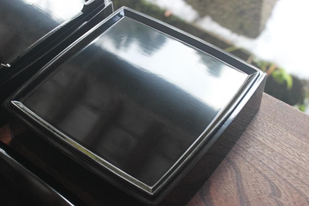 デッドストック！上質内朱黒漆に優美な紅白梅蒔絵の映える三段重（検重箱お重