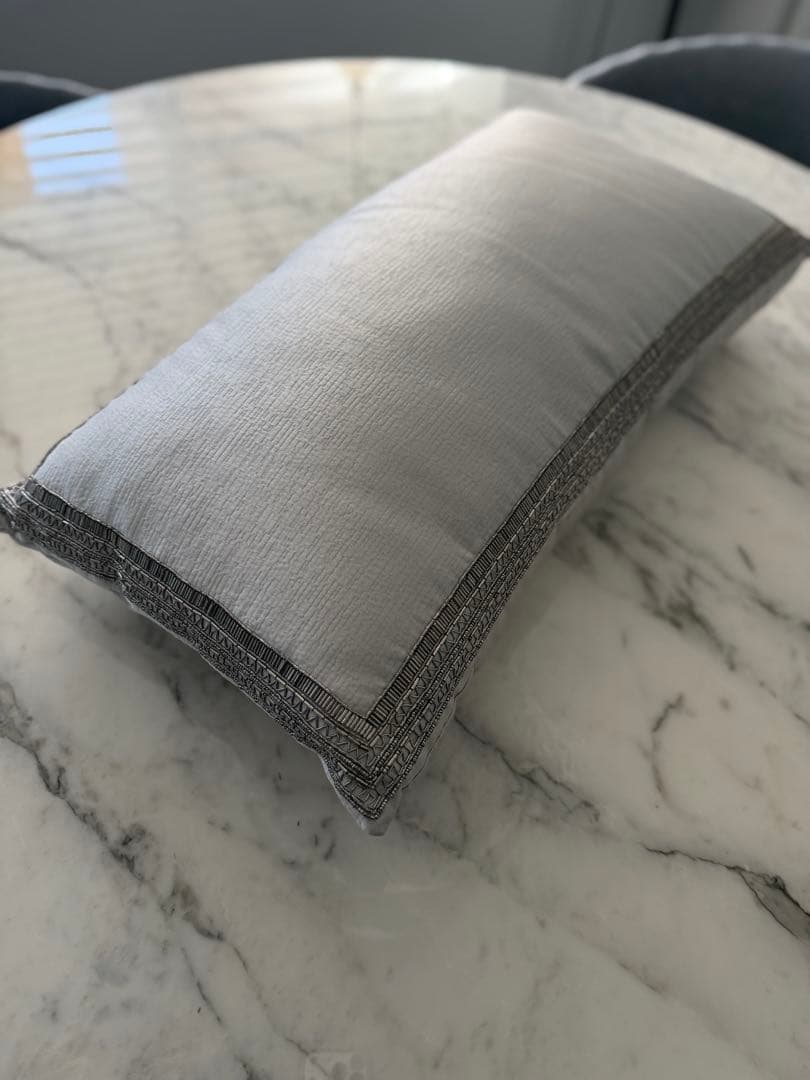 ライトグレー 長方形高級クッション