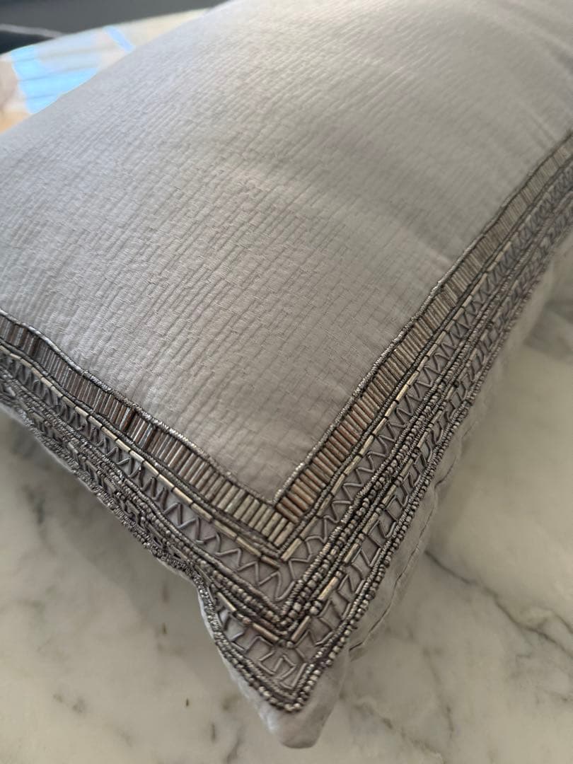 ライトグレー 長方形高級クッション