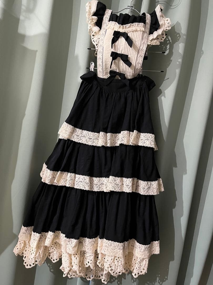 キャラメルカヌレ　サスペンダー付きスカート