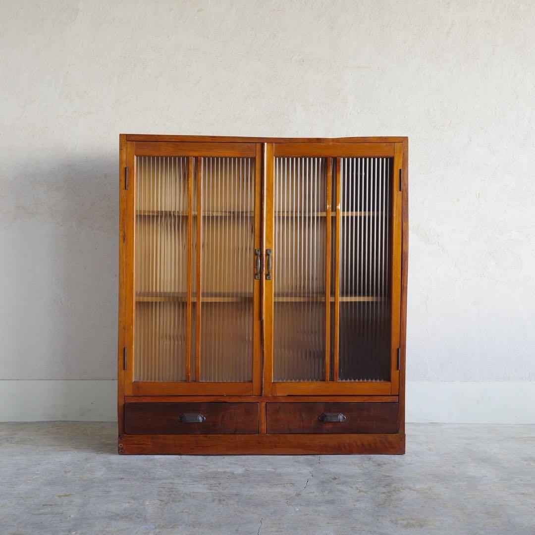 レトロなモールガラス扉の収納棚