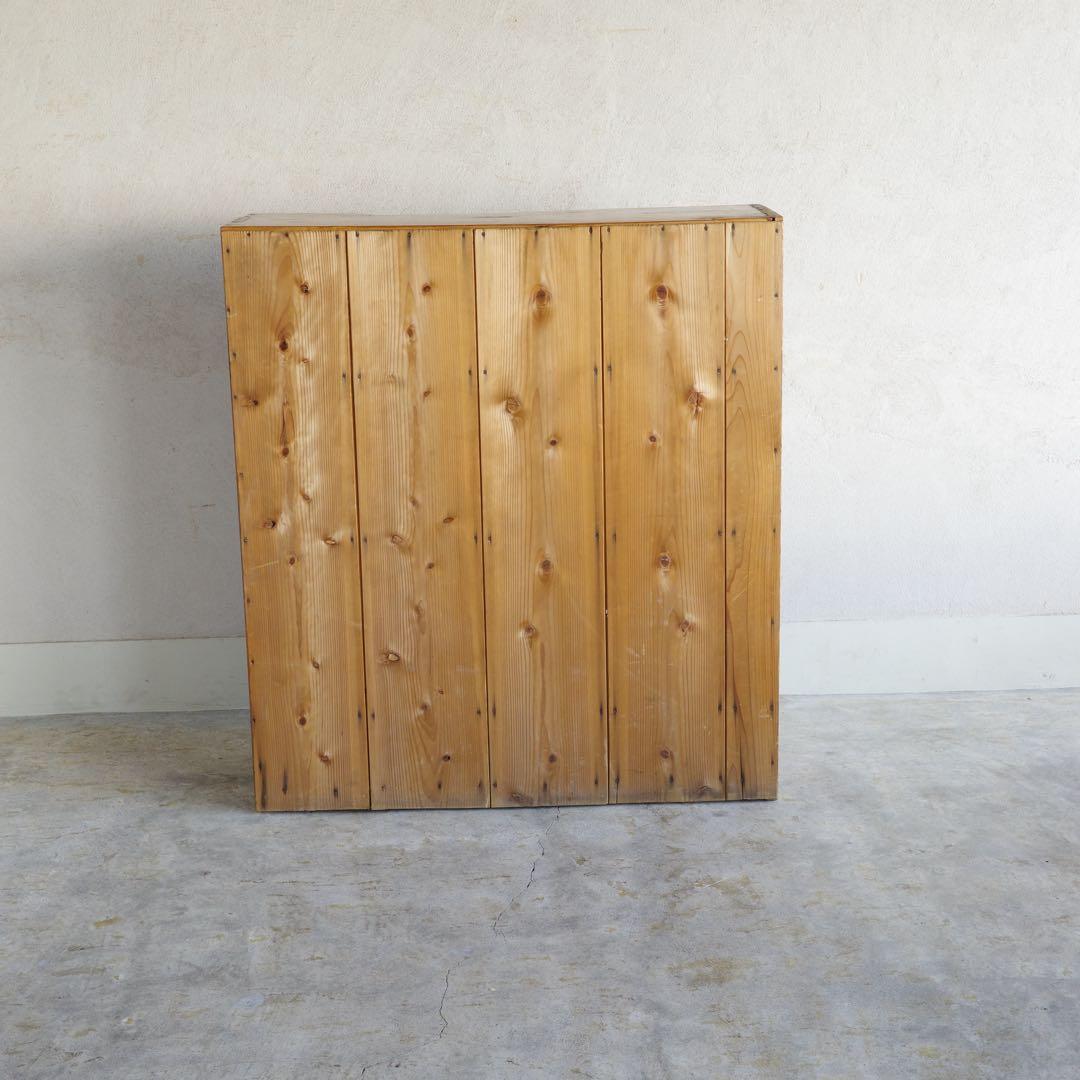 レトロなモールガラス扉の収納棚