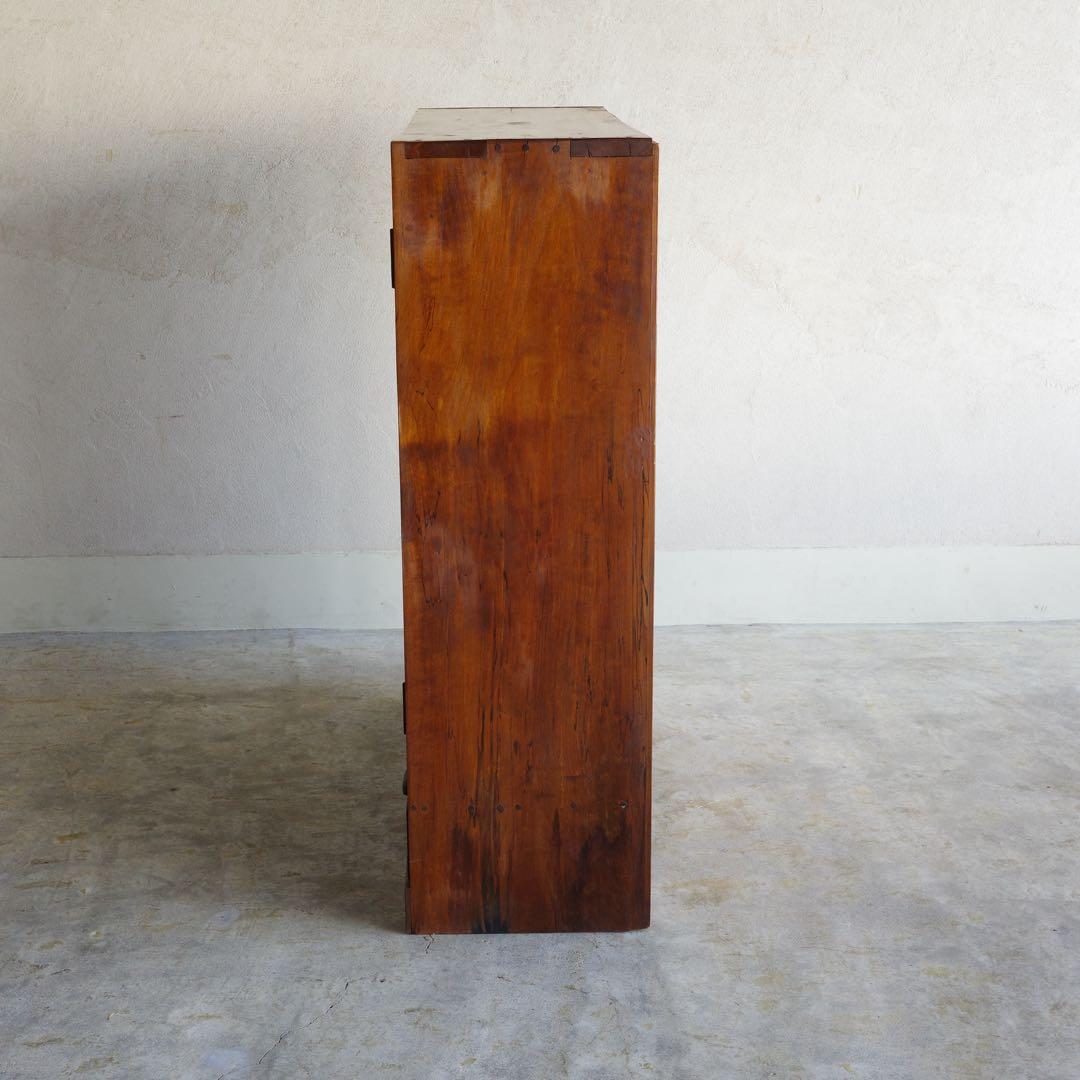 レトロなモールガラス扉の収納棚