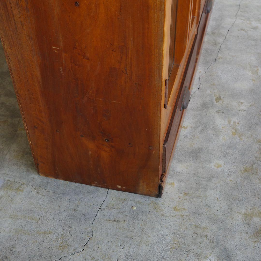 レトロなモールガラス扉の収納棚