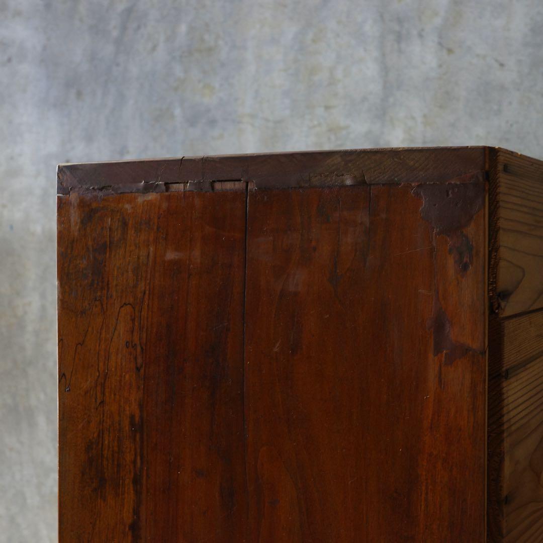 レトロなモールガラス扉の収納棚