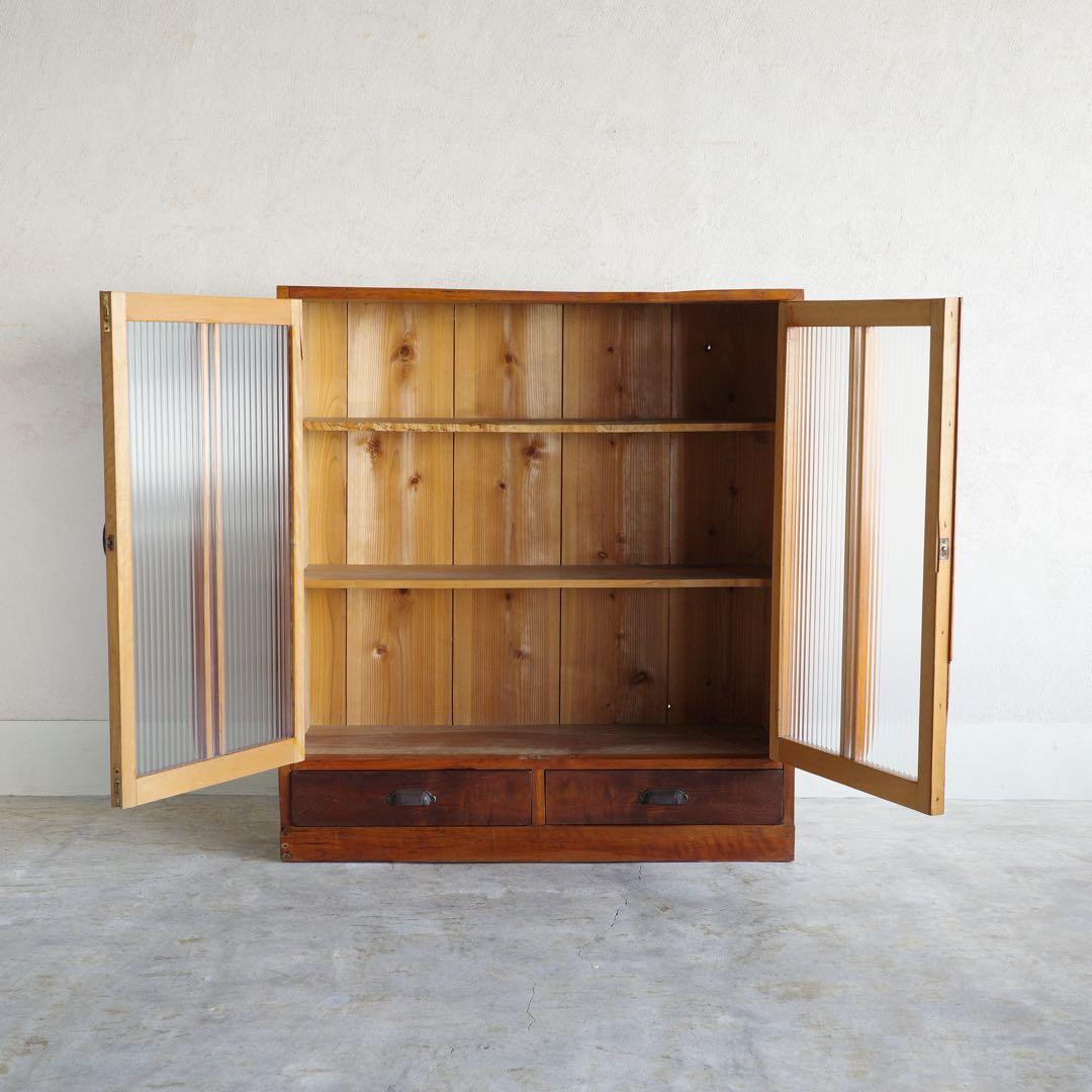 レトロなモールガラス扉の収納棚