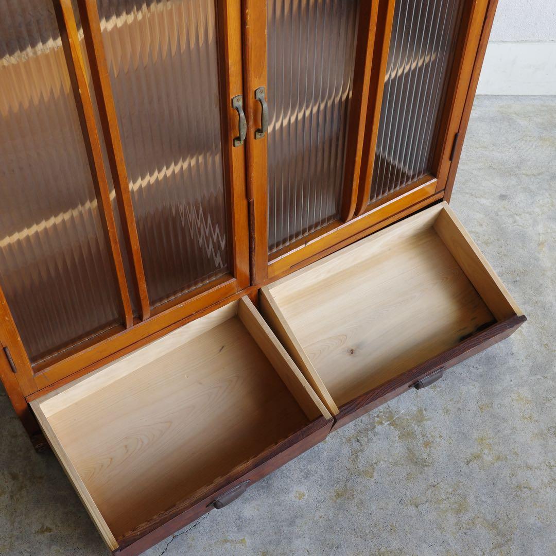 レトロなモールガラス扉の収納棚