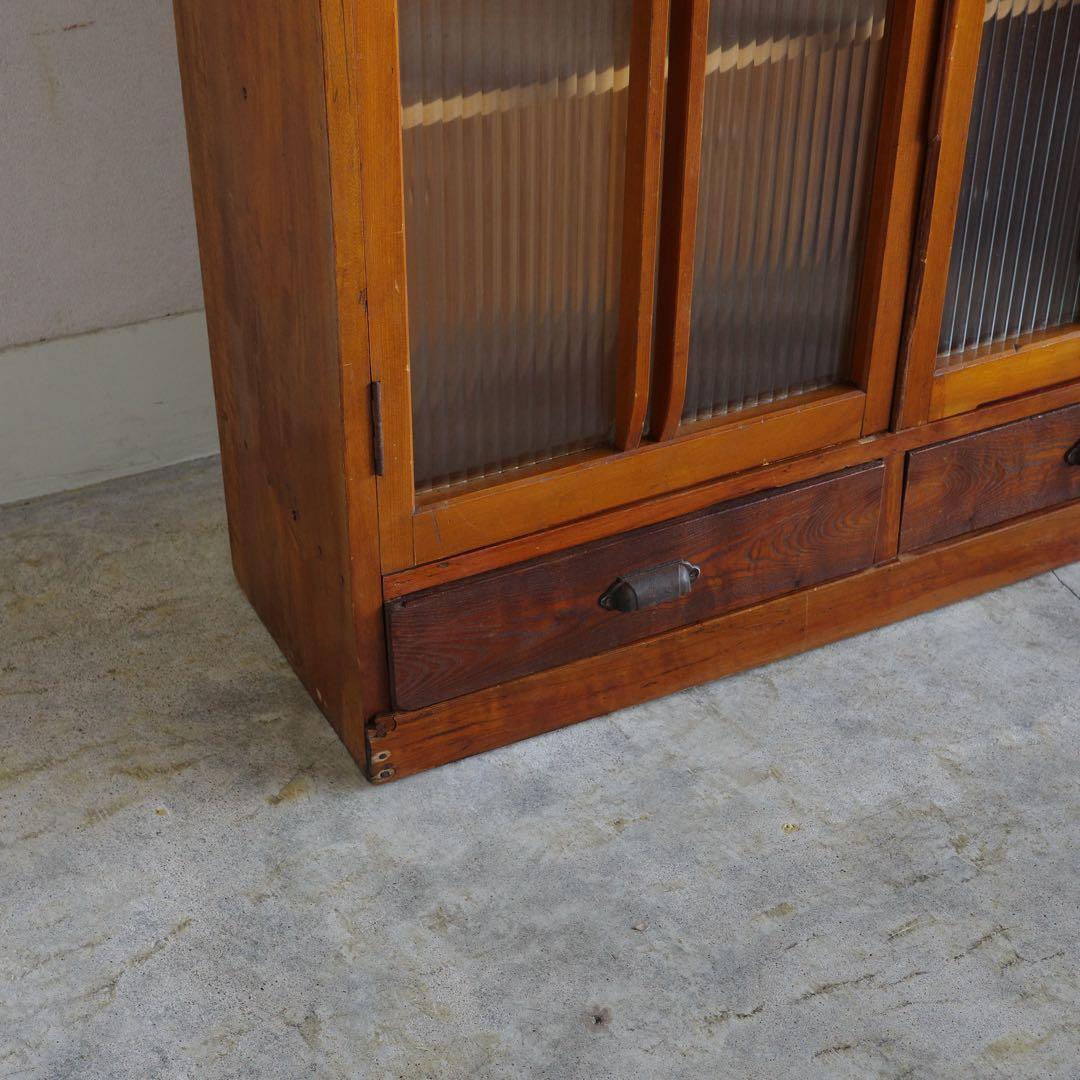 レトロなモールガラス扉の収納棚