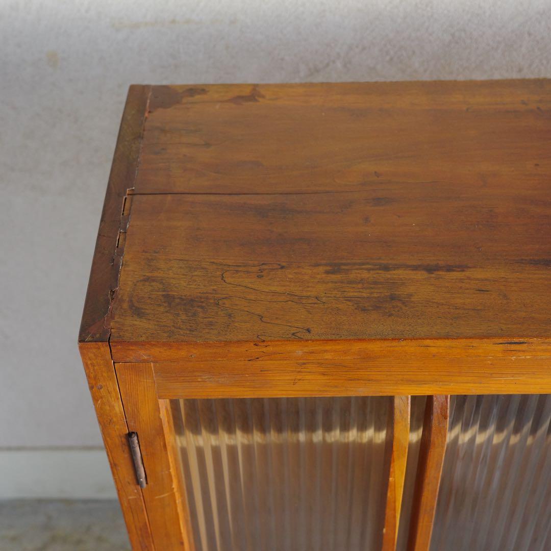 レトロなモールガラス扉の収納棚