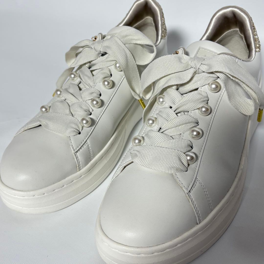 ＋diana プラスダイアナ パールビジュー付きリボンスニーカー ホワイト 白
