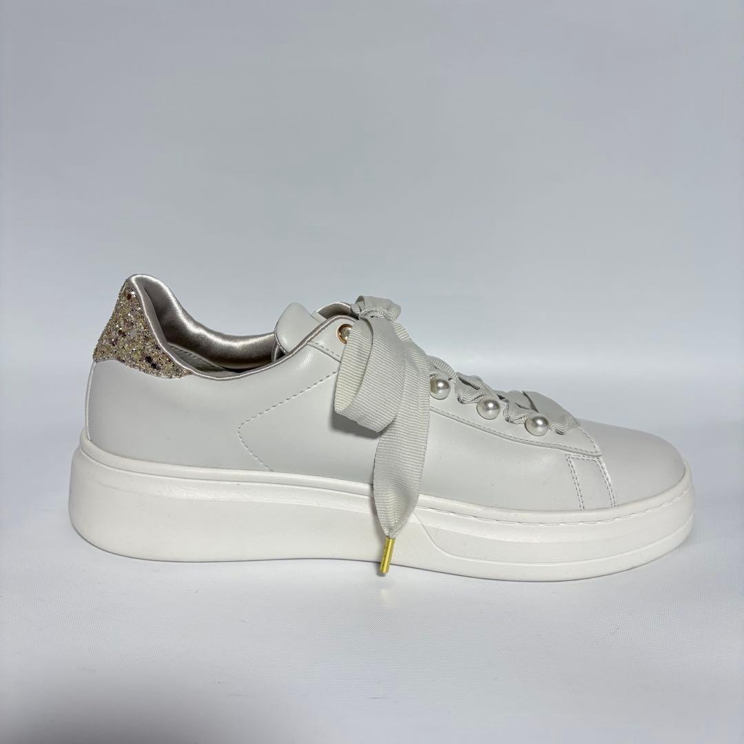 ＋diana プラスダイアナ パールビジュー付きリボンスニーカー ホワイト 白