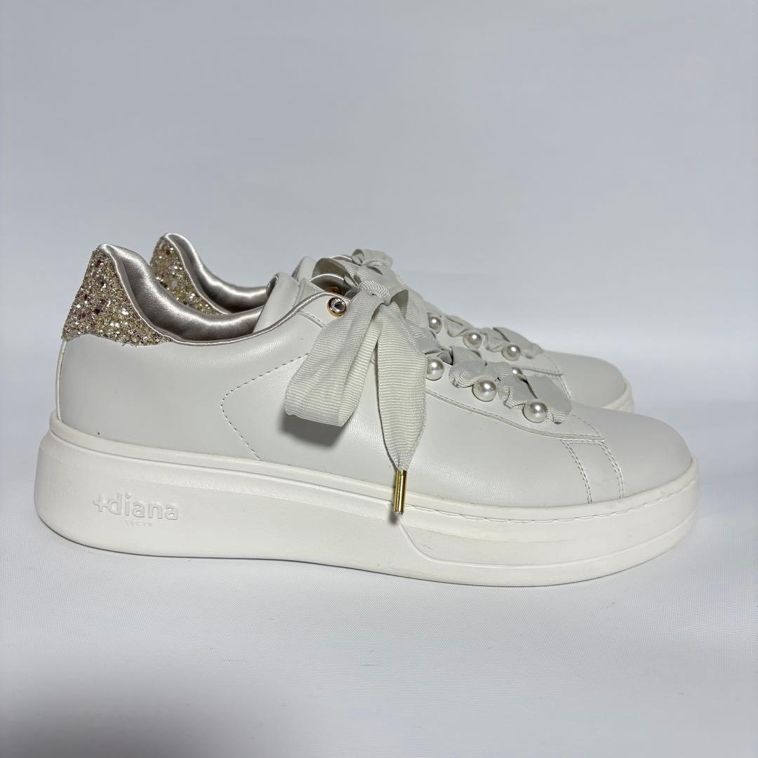 ＋diana プラスダイアナ パールビジュー付きリボンスニーカー ホワイト 白