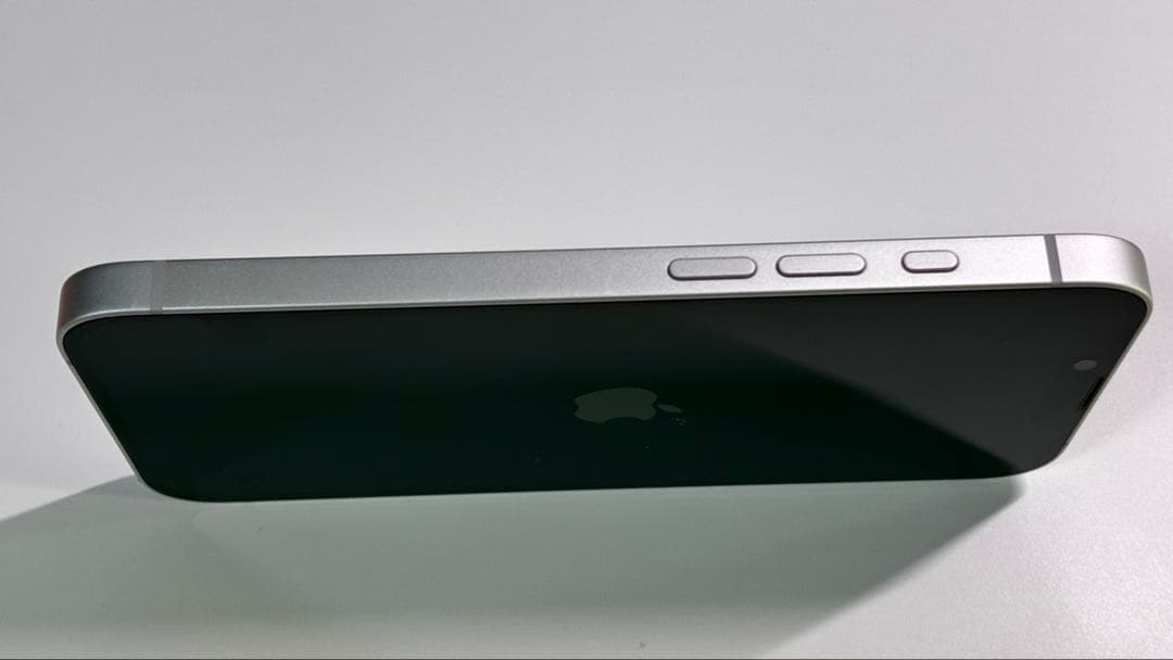 2月9日午前まで　iPhone16e ほぼ新品 本体 esimフリー