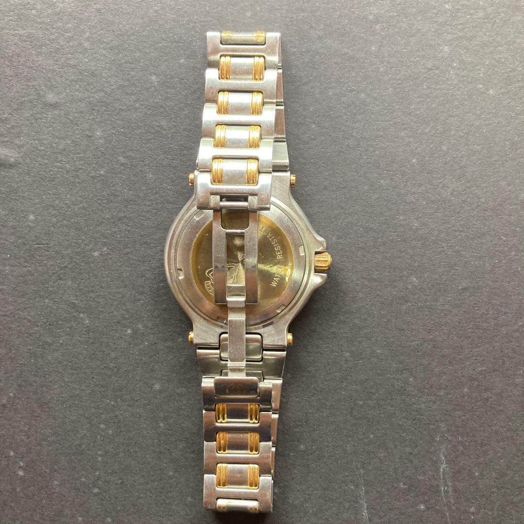 スポーティエレガントな黒色文字盤の時計