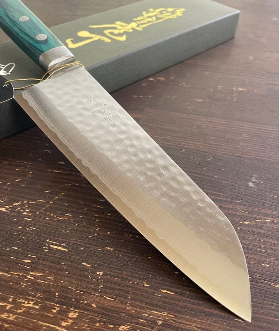 増谷刃物 訓平作 三徳包丁 VG10積層槌目 刻流 口金有 緑柄 アウトレット