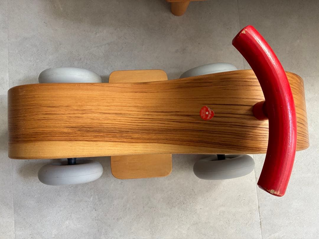 木製三輪車 グレーと赤のホイール