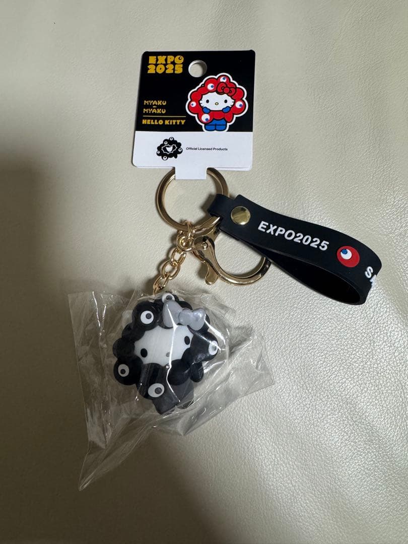 キティ2個 ﻿大阪万博　サンリオ黒ミャクミャクなりきりキーホルダー